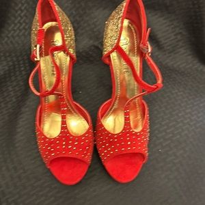 Mascotte Red & Gold 5.5” Heel. Size 9